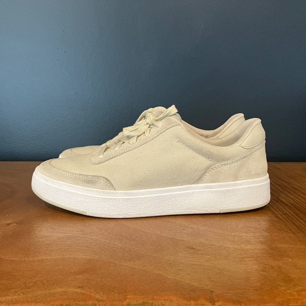 Kizik Sonoma Hands Free Tan Canvas Lace-up sneaker.  Men's 9.5W. Women's 11W